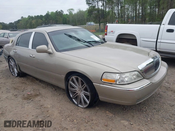 2003 Lincoln Town Car Signature z VIN 1LNHM82W73Y645995, wystawiony jako IAAI lot #41958634 z przebiegiem 172 960 mil mil oraz . Historia ofert i sprzedaży dostępna na DreamBid. Obrazek 1.