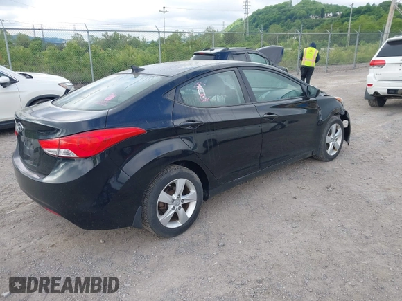 2013 Hyundai Elantra GLS z VIN 5NPDH4AE0DH330631, wystawiony jako IAAI lot #42263667 z przebiegiem 61 295 mil mil oraz . Historia ofert i sprzedaży dostępna na DreamBid. Obrazek 4.