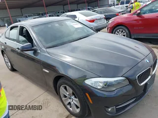 2013 BMW 5 Series 528i xDrive z VIN WBAXH5C55DD109674, wystawiony jako IAAI lot #41944084 z przebiegiem 132 074 mil mil oraz . Historia ofert i sprzedaży dostępna na DreamBid. Obrazek 1.