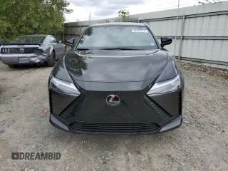 2023 Lexus RZ 450e Premium z VIN JTJAAAAB9PA019798, wystawiony jako Copart lot #67931974 z przebiegiem 3947 mil mil oraz Szkody całkowita. Historia ofert i sprzedaży dostępna na DreamBid. Obrazek 5.