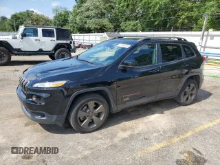 2017 Jeep Cherokee Latitude z VIN 1C4PJLCB1HW554490, wystawiony jako Copart lot #57153515 z przebiegiem 84 867 mil mil oraz Szkoda całkowita • Salvage title. Historia ofert i sprzedaży dostępna na DreamBid. Obrazek 1.