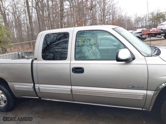 2000 Chevrolet Silverado 1500 LS with VIN 2GCEC19T1Y1380448, listed as a IAAI auction lot 41551018 with 236,697 mi miles. Bid and sale history available at carsss.com. Image 13.
