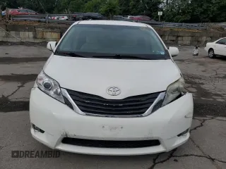 2015 Toyota Sienna LE AAS z VIN 5TDKK3DCXFS590626, wystawiony jako Copart lot #63081115 z przebiegiem 144 933 mil mil oraz Szkoda całkowita • Salvage title. Historia ofert i sprzedaży dostępna na DreamBid. Obrazek 5.