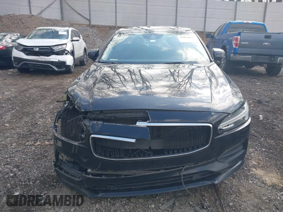 2018 Volvo S90 Momentum with VIN LVY982MK6JP036297, listed as a IAAI auction lot 42094817 with 285,693 mi miles. Bid and sale history available at carsss.com. Image 12.