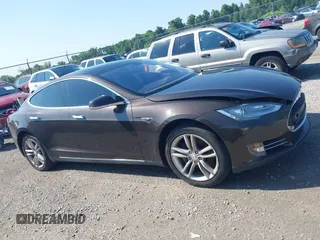 2013 Tesla Model S z VIN 5YJSA1DN6DFP03367, wystawiony jako IAAI lot #42565978 z przebiegiem 105 945 mil mil oraz . Historia ofert i sprzedaży dostępna na DreamBid. Obrazek 12.