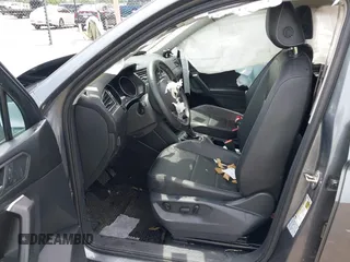 2021 Volkswagen Tiguan SE z VIN 3VV3B7AX8MM159316, wystawiony jako IAAI lot #42525546 z przebiegiem 70 141 mil mil oraz . Historia ofert i sprzedaży dostępna na DreamBid. Obrazek 5.