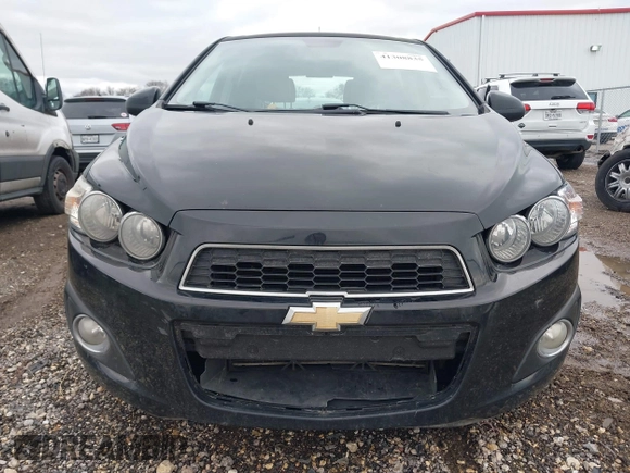 2012 Chevrolet Sonic LTZ z VIN 1G1JE6SH3C4197084, wystawiony jako IAAI lot #41308835 z przebiegiem 128 089 mil mil oraz . Historia ofert i sprzedaży dostępna na DreamBid. Obrazek 6.