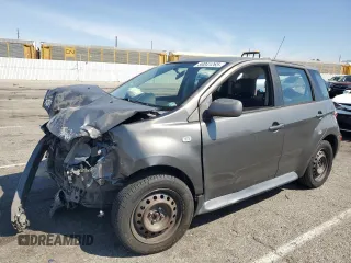 2005 Scion xA z VIN JTKKT624550088272, wystawiony jako Copart lot #50041265 z przebiegiem 124 943 mil mil oraz Szkody całkowita. Historia ofert i sprzedaży dostępna na DreamBid. Obrazek 1.