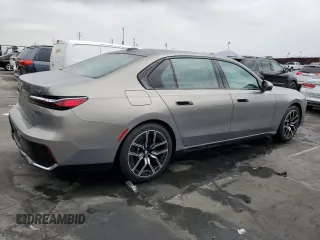 2024 BMW 7 Series 740i z VIN WBA23EH04RCR70301, wystawiony jako Copart lot #75897284 z przebiegiem 9 121 mil mil oraz Czysty tytuł • Clean title. Historia ofert i sprzedaży dostępna na DreamBid. Obrazek 3.