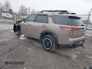 2023 Nissan Pathfinder SV z VIN 5N1DR3BD7PC267357, wystawiony jako IAAI lot #41995557 z przebiegiem 39 603 mil mil oraz . Historia ofert i sprzedaży dostępna na DreamBid. Obrazek 3.