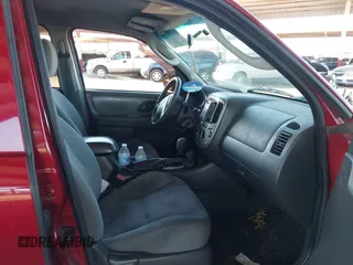 2006 Ford Escape XLT with VIN 1FMYU93126KB18365, listed as a IAAI auction lot 41889706 with 134,718 mi miles. Bid and sale history available at carsss.com. Image 5.