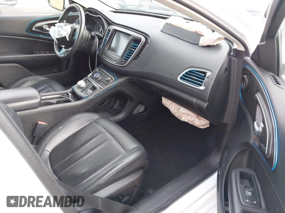 2015 Chrysler 200 C z VIN 1C3CCCEG8FN674005, wystawiony jako IAAI lot #41675854 z przebiegiem 110 066 mil mil oraz . Historia ofert i sprzedaży dostępna na DreamBid. Obrazek 5.