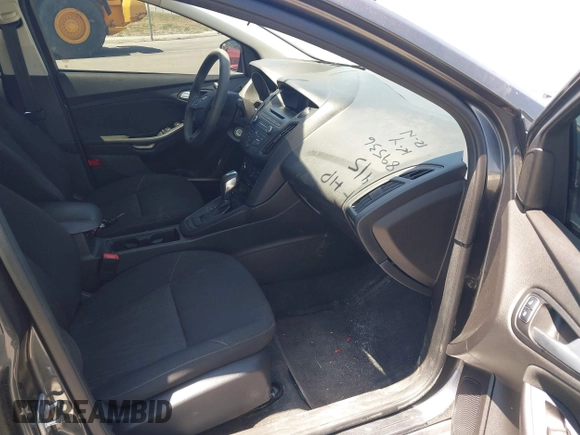 2016 Ford Focus SE z VIN 1FADP3F25GL338158, wystawiony jako IAAI lot #39234785 z przebiegiem 77 333 mil mil oraz . Historia ofert i sprzedaży dostępna na DreamBid. Obrazek 5.