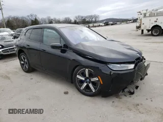 2022 BMW iX xDrive50 z VIN WB523CF0XNCJ77116, wystawiony jako Copart lot #42071493 z przebiegiem 4478 mil mil oraz . Historia ofert i sprzedaży dostępna na DreamBid. Obrazek 4.