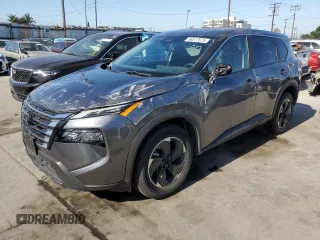 2024 Nissan Rogue SV z VIN 5N1BT3BA9RC700601, wystawiony jako Copart lot #56517675 z przebiegiem 30 292 mil mil oraz Szkody całkowita. Historia ofert i sprzedaży dostępna na DreamBid. Obrazek 1.