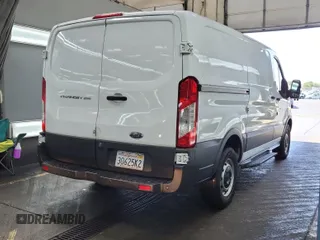 2017 Ford Transit z VIN 1FTYR1YM1HKB36417, wystawiony jako IAAI lot #42617602 z przebiegiem 96 942 mil mil oraz . Historia ofert i sprzedaży dostępna na DreamBid. Obrazek 62.