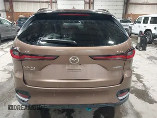 2025 Mazda CX-70 Premium Plus z VIN JM3KJEHA0S1100457, wystawiony jako IAAI lot #41559911 z przebiegiem 9 163 mil mil oraz . Historia ofert i sprzedaży dostępna na DreamBid. Obrazek 16.