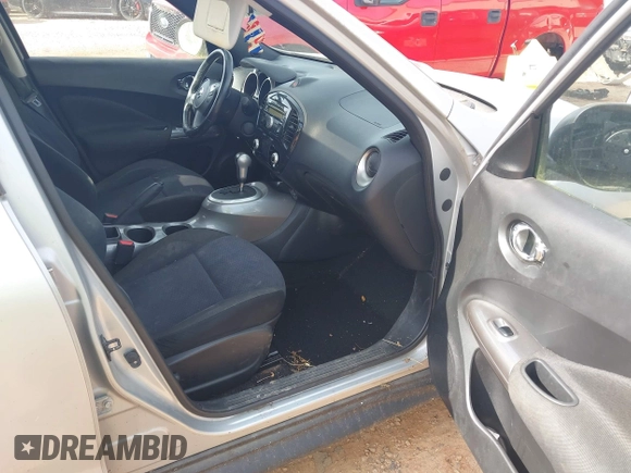 2013 Nissan Juke SL z VIN JN8AF5MV1DT208256, wystawiony jako IAAI lot #42272844 z przebiegiem 98 690 mil mil oraz . Historia ofert i sprzedaży dostępna na DreamBid. Obrazek 5.