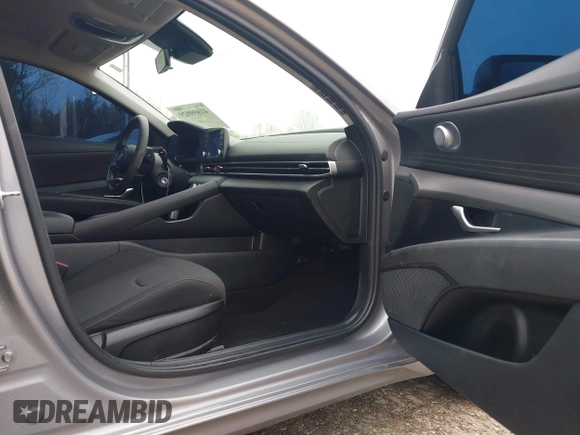 2025 Hyundai Elantra SE z VIN KMHLL4DG3SU860243, wystawiony jako IAAI lot #41899929 z przebiegiem 26 162 mil mil oraz . Historia ofert i sprzedaży dostępna na DreamBid. Obrazek 5.