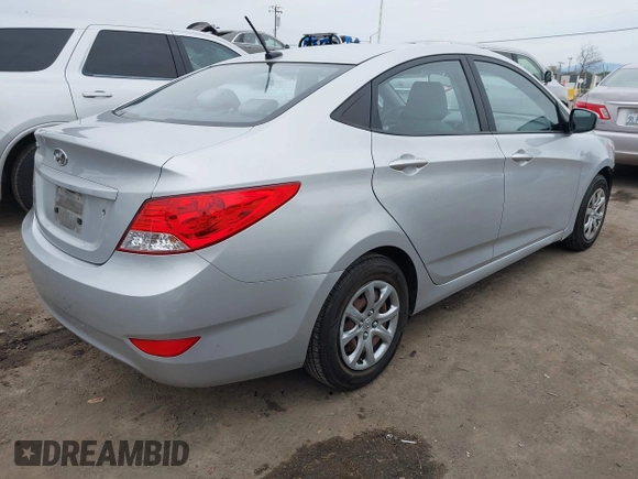 2013 Hyundai Accent GLS z VIN KMHCT4AE3DU548980, wystawiony jako IAAI lot #41562618 z przebiegiem 62 704 mil mil oraz . Historia ofert i sprzedaży dostępna na DreamBid. Obrazek 4.