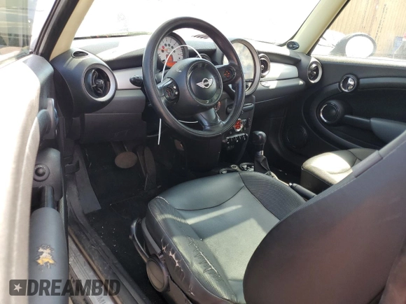 2011 MINI Hardtop z VIN WMWSU3C5XBT093162, wystawiony jako Copart lot #54871315 z przebiegiem 171 220 mil mil oraz Szkody całkowita. Historia ofert i sprzedaży dostępna na DreamBid. Obrazek 8.