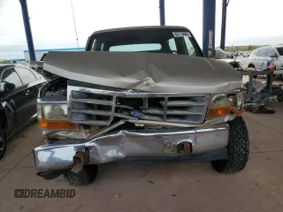 1996 Ford Bronco XL z VIN 1FMEU15N0TLB63427, wystawiony jako Copart lot #82779084 z przebiegiem 175 679 mil mil oraz Szkoda całkowita • Salvage title. Historia ofert i sprzedaży dostępna na DreamBid. Obrazek 5.