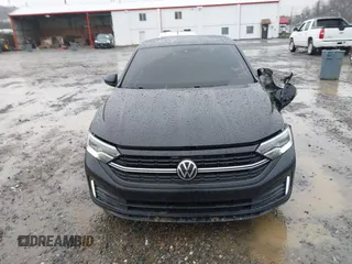 2023 Volkswagen Jetta Sport z VIN 3VWBM7BU2PM028974, wystawiony jako IAAI lot #41547698 z przebiegiem 30 061 mil mil oraz . Historia ofert i sprzedaży dostępna na DreamBid. Obrazek 12.