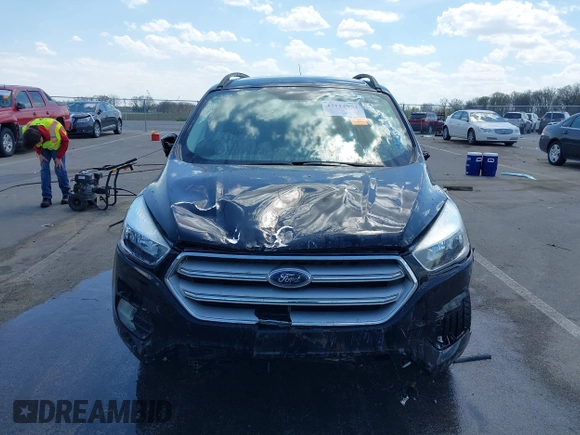 2018 Ford Escape SE z VIN 1FMCU9GD1JUD48846, wystawiony jako IAAI lot #42112952 z przebiegiem 117 580 mil mil oraz . Historia ofert i sprzedaży dostępna na DreamBid. Obrazek 12.