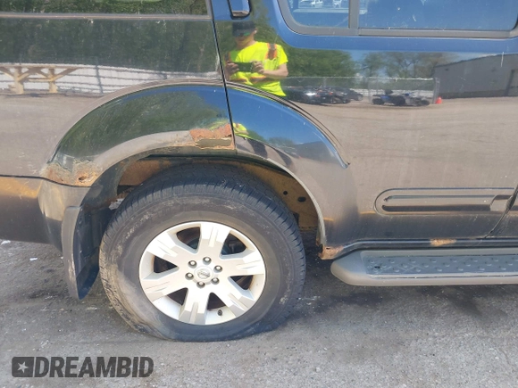 2007 Nissan Pathfinder SE z VIN 5N1AR18W27C613623, wystawiony jako IAAI lot #42272592 z przebiegiem 226 394 mil mil oraz . Historia ofert i sprzedaży dostępna na DreamBid. Obrazek 6.