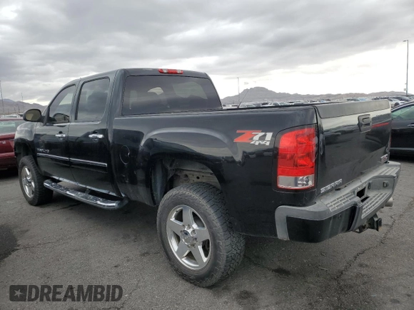 2011 GMC Sierra 2500HD Denali z VIN 1GT125C81BF106180, wystawiony jako Copart lot #55342435 z przebiegiem 174 738 mil mil oraz Szkoda całkowita • Salvage title. Historia ofert i sprzedaży dostępna na DreamBid. Obrazek 2.