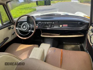 1965 Mercedes-Benz 190 z VIN 11001010128, wystawiony jako Copart lot #55181315 z przebiegiem 77 434 mil mil oraz Tytuł czysty. Historia ofert i sprzedaży dostępna na DreamBid. Obrazek 9.