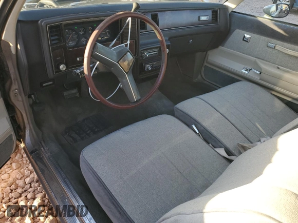 1983 Chevrolet El Camino z VIN 1GCCW80H1DR150636, wystawiony jako Copart lot #85873984 z przebiegiem 56 394 mil mil oraz Czysty tytuł • Clean title. Historia ofert i sprzedaży dostępna na DreamBid. Obrazek 8.