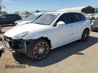 2016 Porsche Cayenne GTS z VIN WP1AD2A20GLA76054, wystawiony jako Copart lot #55176615 z przebiegiem 54 274 mil mil oraz Szkody całkowita. Historia ofert i sprzedaży dostępna na DreamBid. Obrazek 1.