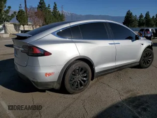 2017 Tesla Model X 90D z VIN 5YJXCAE27HF044791, wystawiony jako Copart lot #46040655 z przebiegiem 149 509 mil mil oraz Szkody całkowita. Historia ofert i sprzedaży dostępna na DreamBid. Obrazek 3.