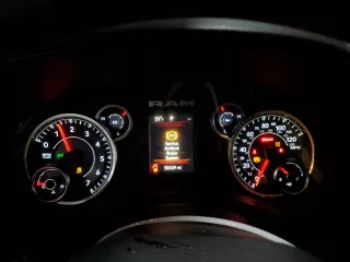 2019 Ram 1500 Big Horn z VIN 1C6SRFFT1KN803206, wystawiony jako Copart lot #57839865 z przebiegiem 58 349 mil mil oraz Szkoda całkowita • Salvage title. Historia ofert i sprzedaży dostępna na DreamBid. Obrazek 9.