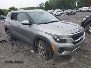 2021 Kia Seltos EX z VIN KNDERCAAXM7152773, wystawiony jako IAAI lot #42358182 z przebiegiem 49 120 mil mil oraz . Historia ofert i sprzedaży dostępna na DreamBid. Obrazek 1.
