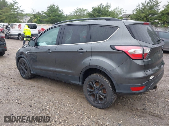 2017 Ford Escape SE z VIN 1FMCU9G95HUC83618, wystawiony jako IAAI lot #42324672 z przebiegiem 132 910 mil mil oraz . Historia ofert i sprzedaży dostępna na DreamBid. Obrazek 3.