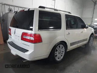 2008 Lincoln Navigator with VIN 5LMFU28528LJ13624, listed as a IAAI auction lot 41359456 with 224,798 mi miles. Bid and sale history available at carsss.com. Image 4.