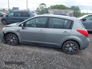 2009 Nissan Versa S z VIN 3N1BC13E19L468965, wystawiony jako IAAI lot #42174400 z przebiegiem 134 893 mil mil oraz . Historia ofert i sprzedaży dostępna na DreamBid. Obrazek 14.