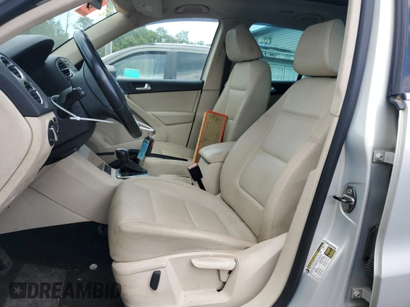 2011 Volkswagen Tiguan SEL z VIN WVGBV7AX4BW534922, wystawiony jako Copart lot #60486775 z przebiegiem Nie podano mil oraz Czysty tytuł • Clean title. Historia ofert i sprzedaży dostępna na DreamBid. Obrazek 7.