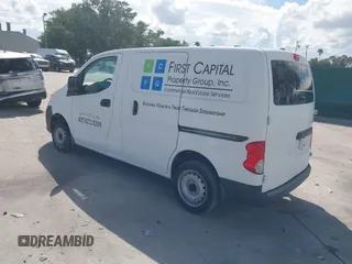 2015 Nissan NV200 SV z VIN 3N6CM0KN2FK710073, wystawiony jako IAAI lot #42267598 z przebiegiem 57 329 mil mil oraz . Historia ofert i sprzedaży dostępna na DreamBid. Obrazek 3.