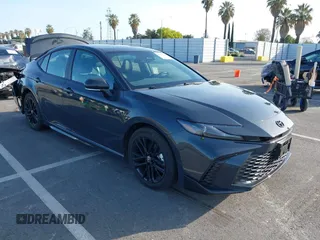 2025 Toyota Camry LE z VIN 4T1DAACK6SU123861, wystawiony jako IAAI lot #41986630 z przebiegiem 797 mil mil oraz . Historia ofert i sprzedaży dostępna na DreamBid. Obrazek 1.