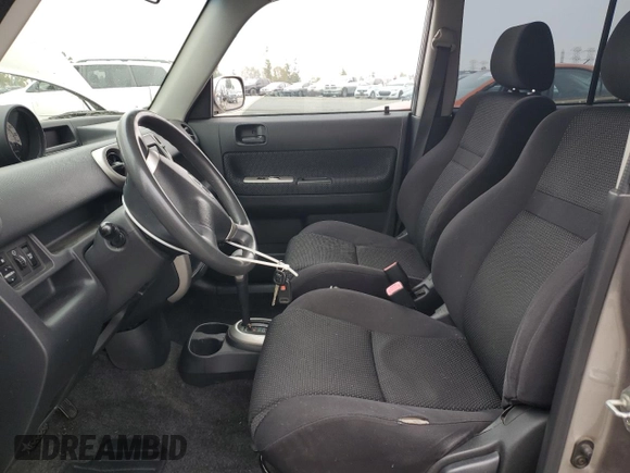 2005 Scion xB z VIN JTLKT324350215711, wystawiony jako Copart lot #54744755 z przebiegiem 178 205 mil mil oraz Szkody całkowita. Historia ofert i sprzedaży dostępna na DreamBid. Obrazek 7.