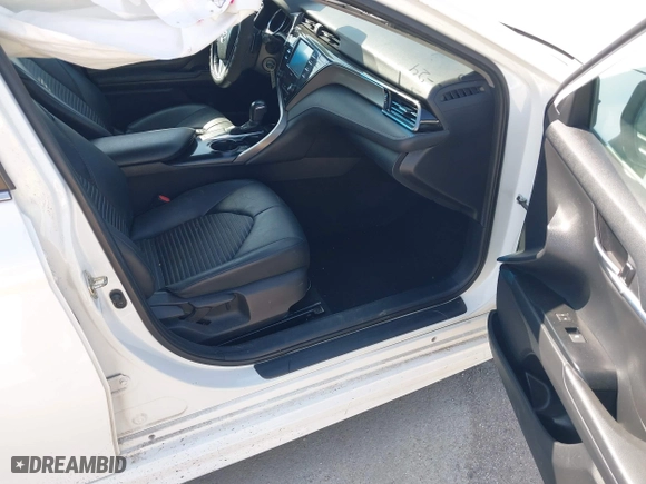 2020 Toyota Camry SE with VIN 4T1G11AK5LU930924, listed as a IAAI auction lot 41821405 with 89,554 mi miles. Bid and sale history available at carsss.com. Image 5.