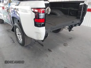 2025 Nissan Frontier S z VIN 1N6ED1EKXSN601669, wystawiony jako IAAI lot #42171057 z przebiegiem 801 mil mil oraz . Historia ofert i sprzedaży dostępna na DreamBid. Obrazek 6.