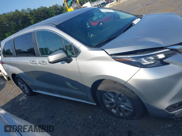 2024 Toyota Sienna LE z VIN 5TDKRKEC0RS203462, wystawiony jako IAAI lot #42240548 z przebiegiem 28 038 mil mil oraz . Historia ofert i sprzedaży dostępna na DreamBid. Obrazek 13.