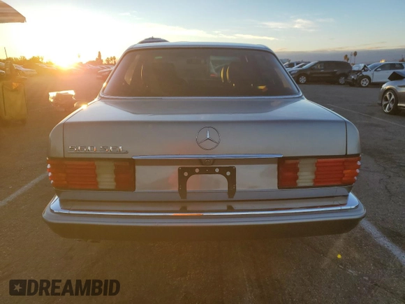 1988 Mercedes-Benz 560 with VIN WDBCA39D4JA391164, listed as a Copart auction lot 82628704 with 88,482 mi miles and Clean Title. Bid and sale history available at DreamBid. Image 6.