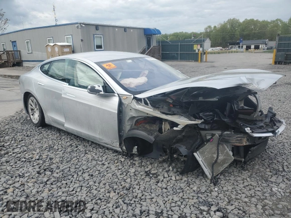 2017 Tesla Model S 60 z VIN 5YJSA1E16HF180191, wystawiony jako Copart lot #55901805 z przebiegiem Nie podano mil oraz Szkoda całkowita • Salvage title. Historia ofert i sprzedaży dostępna na DreamBid. Obrazek 4.