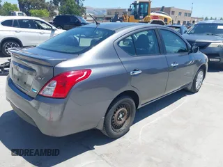 2016 Nissan Versa S z VIN 3N1CN7AP6GL878986, wystawiony jako IAAI lot #42317275 z przebiegiem 124 426 mil mil oraz . Historia ofert i sprzedaży dostępna na DreamBid. Obrazek 4.