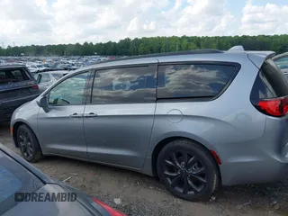 2018 Chrysler Pacifica Touring L with VIN 2C4RC1BG5JR165418, listed as a IAAI auction lot 42143241 with 157,768 mi miles and . Bid and sale history available at DreamBid. Image 13.